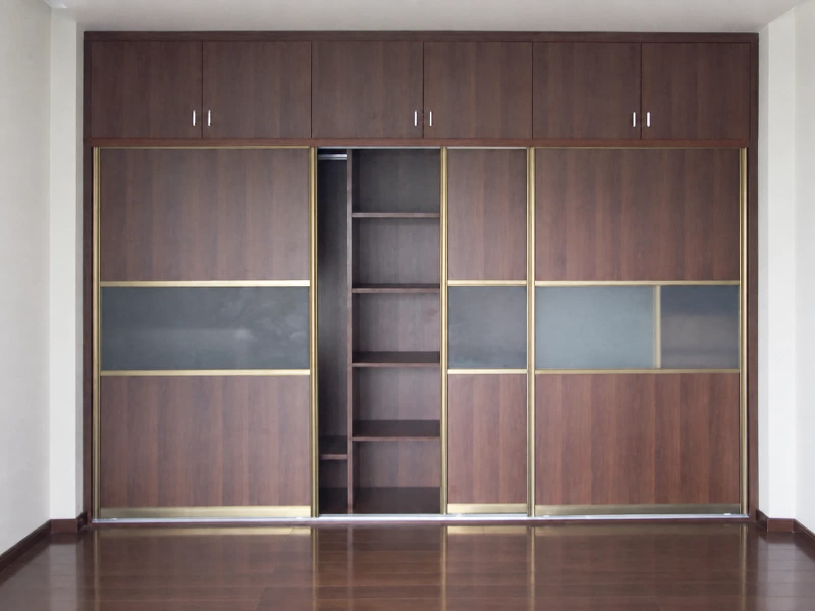 Wardrobe with hinged upper cabinets and sliding doors below