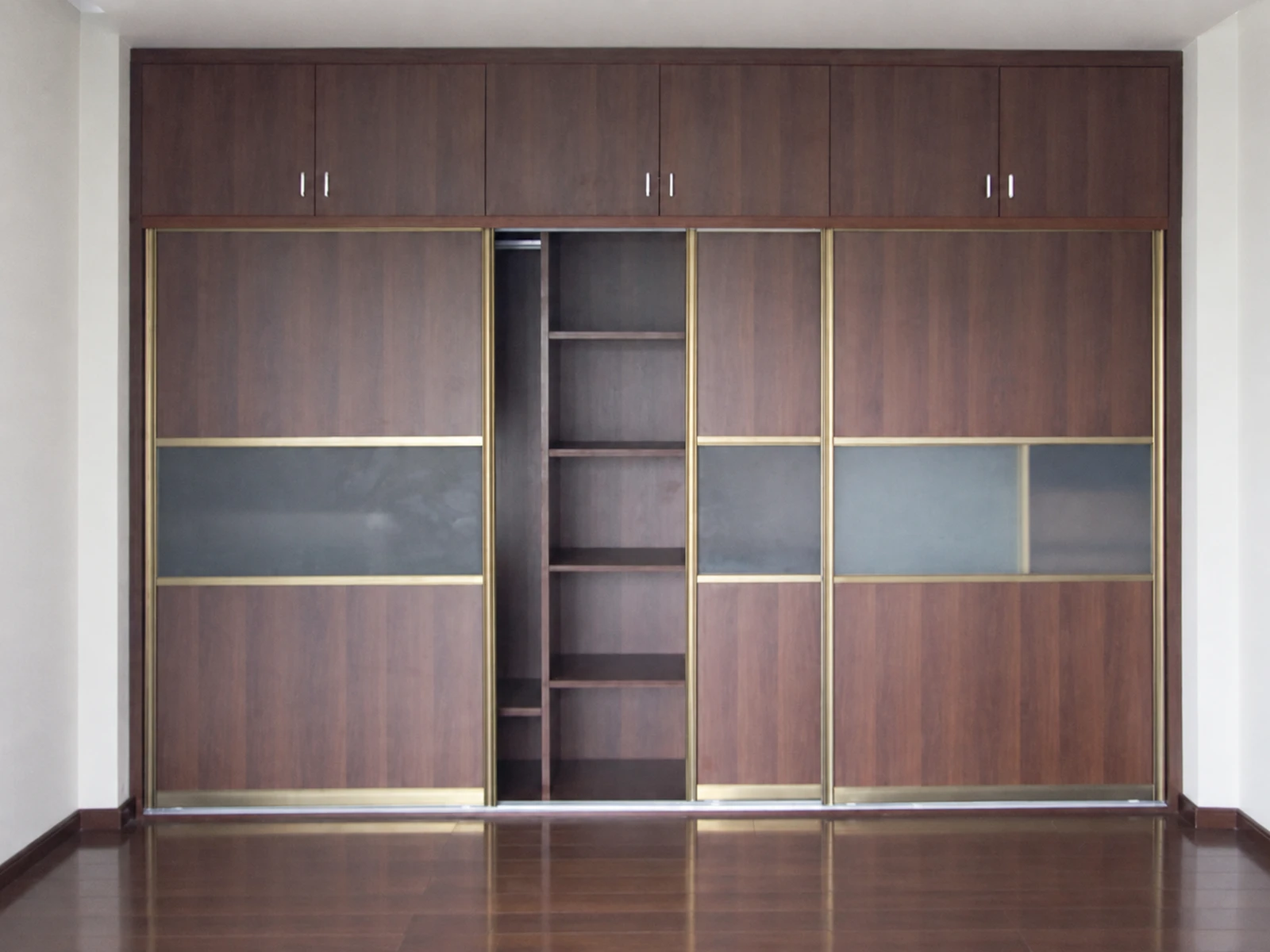 Wardrobe with hinged upper cabinets and sliding doors below