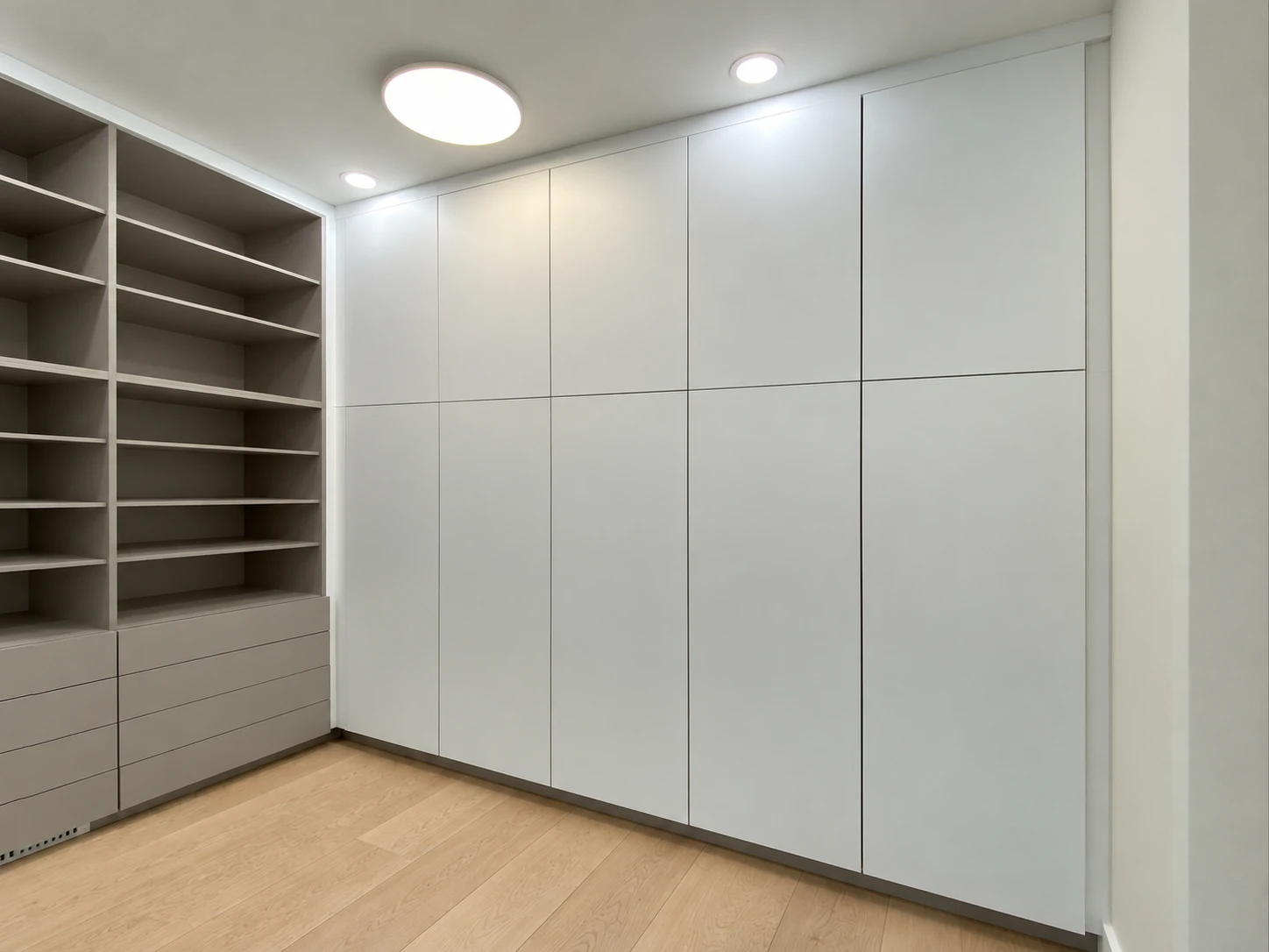Built-in wardrobe combined with open storage inside a walk-in closet